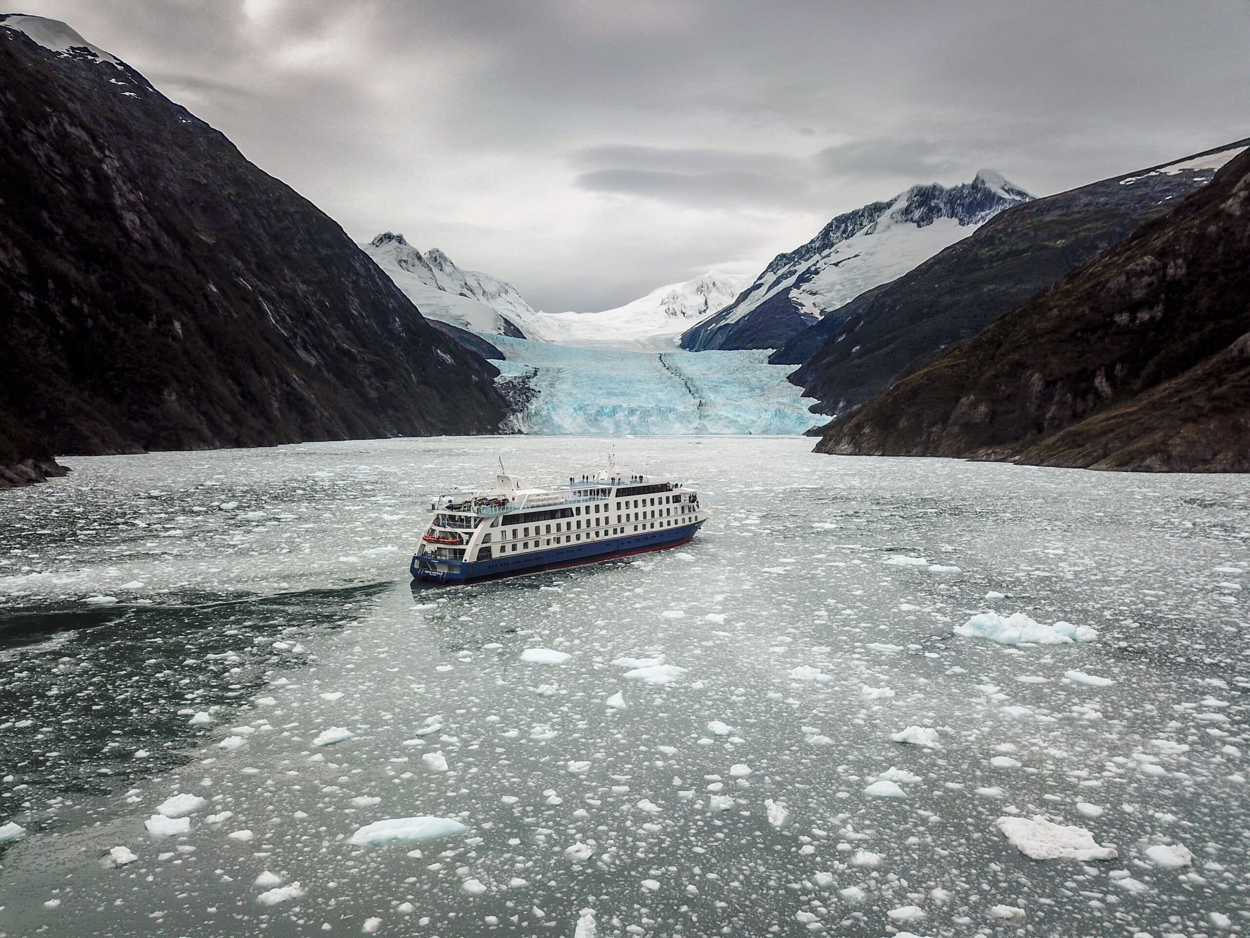Une croisière de luxe dans des eaux glaciales, avec des glaciers majestueux en toile de fond. TMR Voyages vous y emmène.