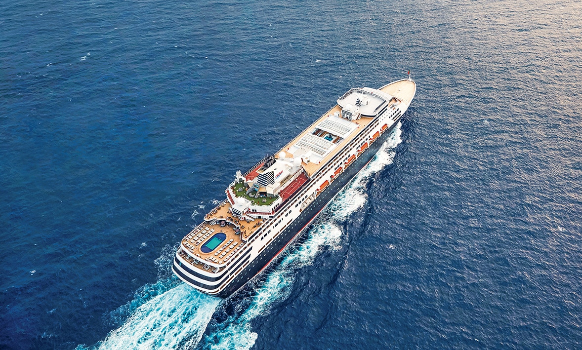 Croisière de luxe sur un navire élégant, offrant des expériences authentiques en mer avec TMR Croisières.
