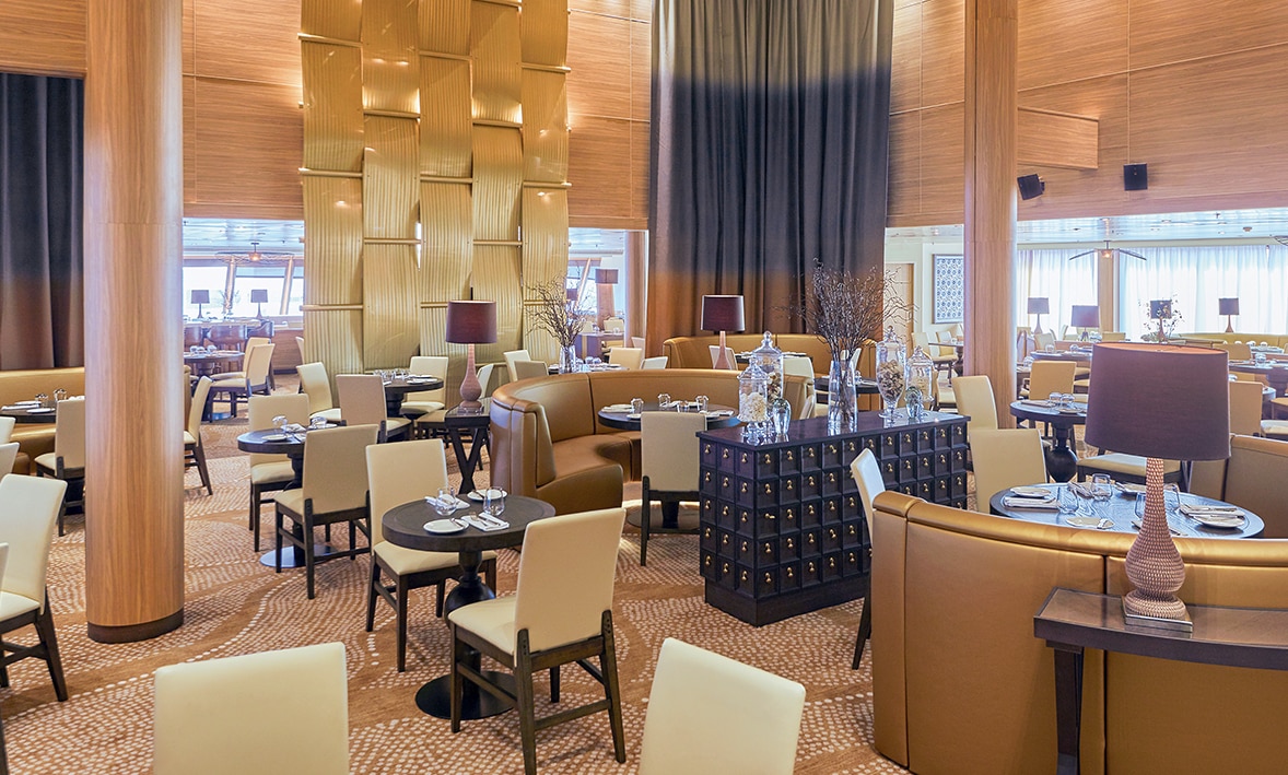 Restaurant élégant à bord d'un croisière TMR Croisières, offrant des expériences culinaires luxueuses en mer.