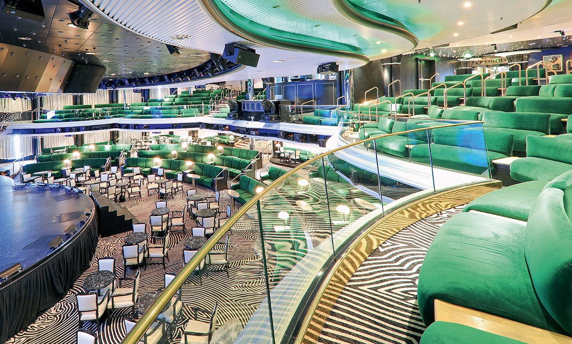 Salle de spectacle luxueuse à bord d'un croiseur TMR Croisières, idéale pour des escapades exclusives et des expériences authentiques.