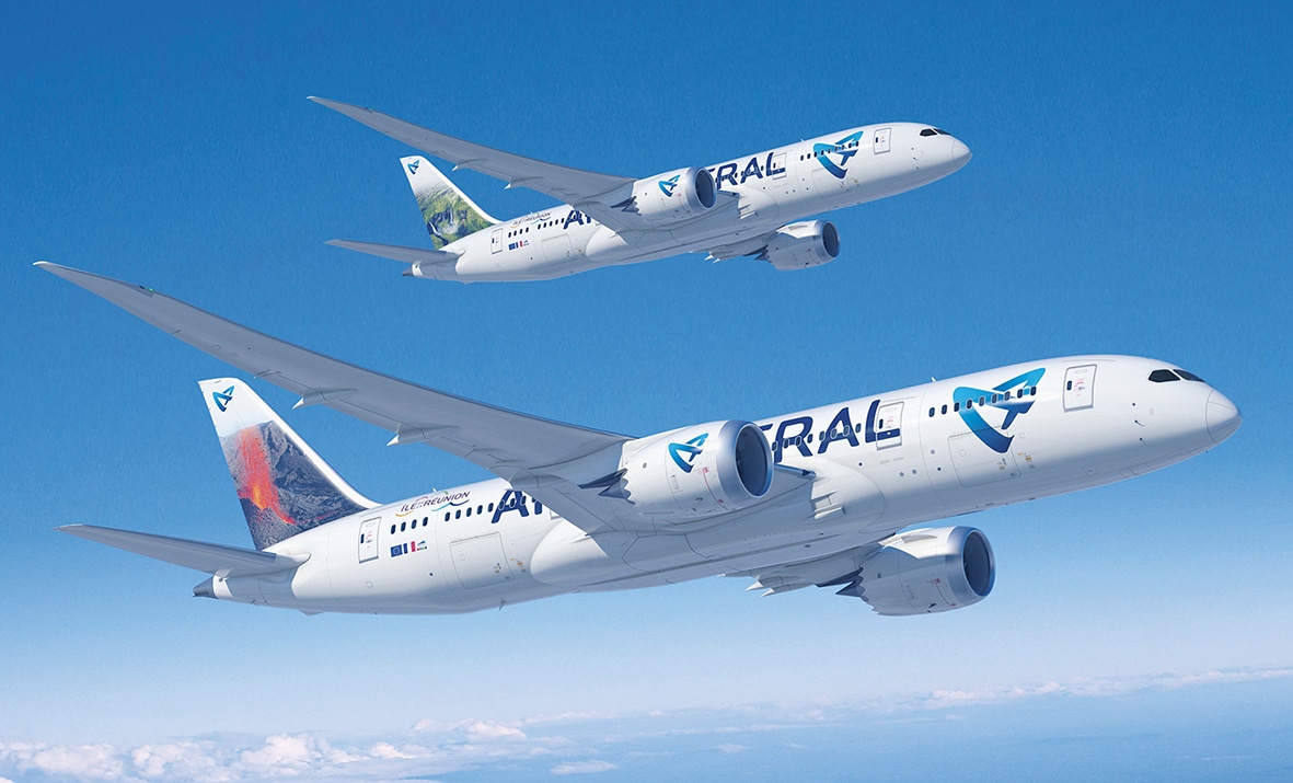 Deux avions survolant des nuages, symbolisant le voyage d’exception avec TMR Voyages sous un ciel bleu.