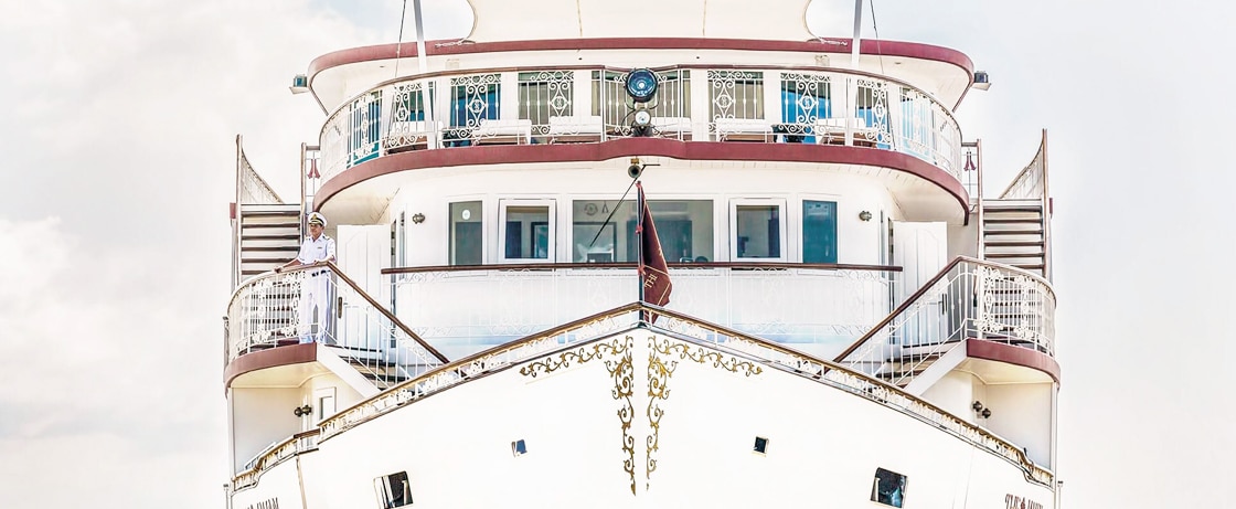 Un majestueux bateau de croisière de luxe avec un équipage élégant, symbole d'un voyage d'exception par TMR Voyages.