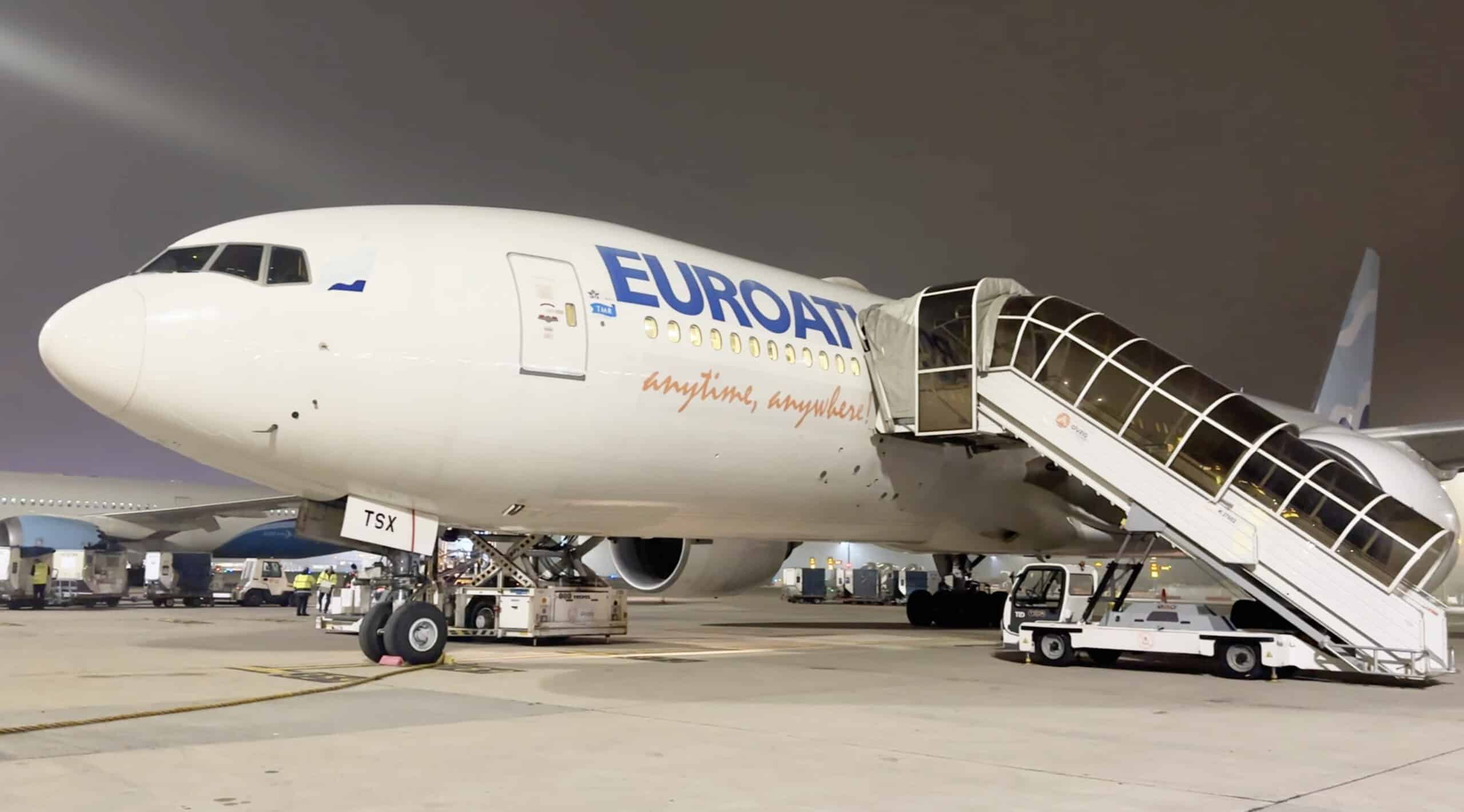 Avion Euroatlantique à l'aéroport, prêt pour un voyage d’exception avec TMR Voyages, cabine luxueuse et escaliers tendances.