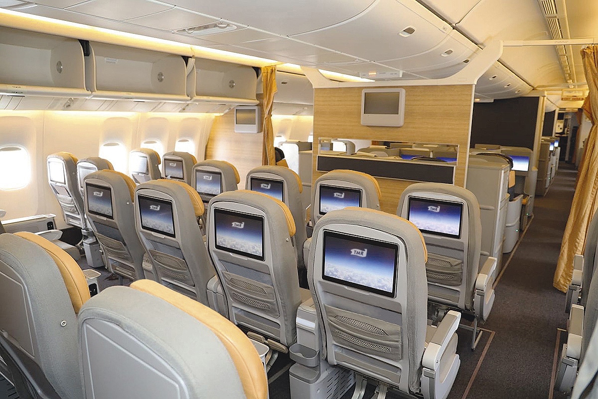 Cabine élégante d'un avion, prête pour un voyage d'exception avec TMR Voyages, offrant un confort optimal aux passagers.