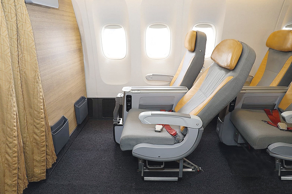 Cabine spacieuse avec sièges confortables en cuir, idéale pour un voyage d’exception avec TMR Voyages.