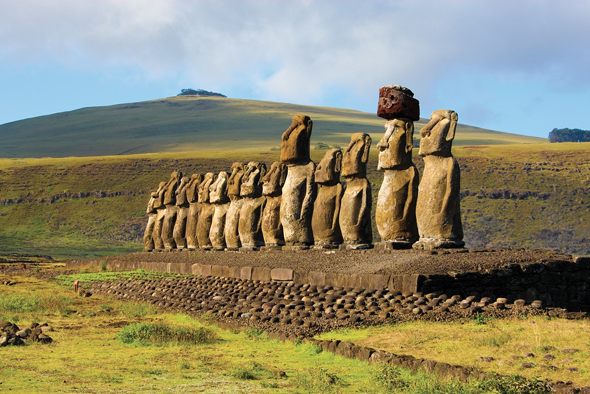 Moai à l'île de Pâques, une expérience culturelle authentique avec TMR Voyages, pour des voyages sur mesure inoubliables.
