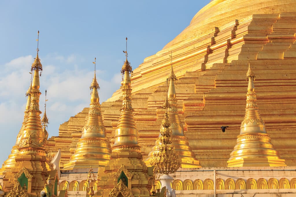 Pagode dorée de Shwedagon à Yangon, un incontournable pour des découvertes culturelles en Birmanie. TMR Voyages.