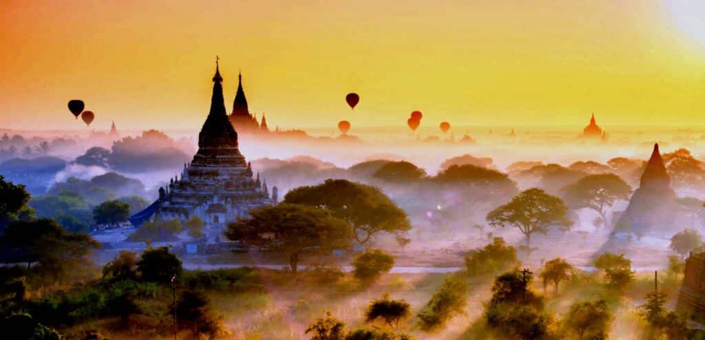 Leveraging l'aventure en montgolfière au lever du soleil au-dessus de Bagan, Myanmar, avec TMR Voyages pour des expériences authentiques.