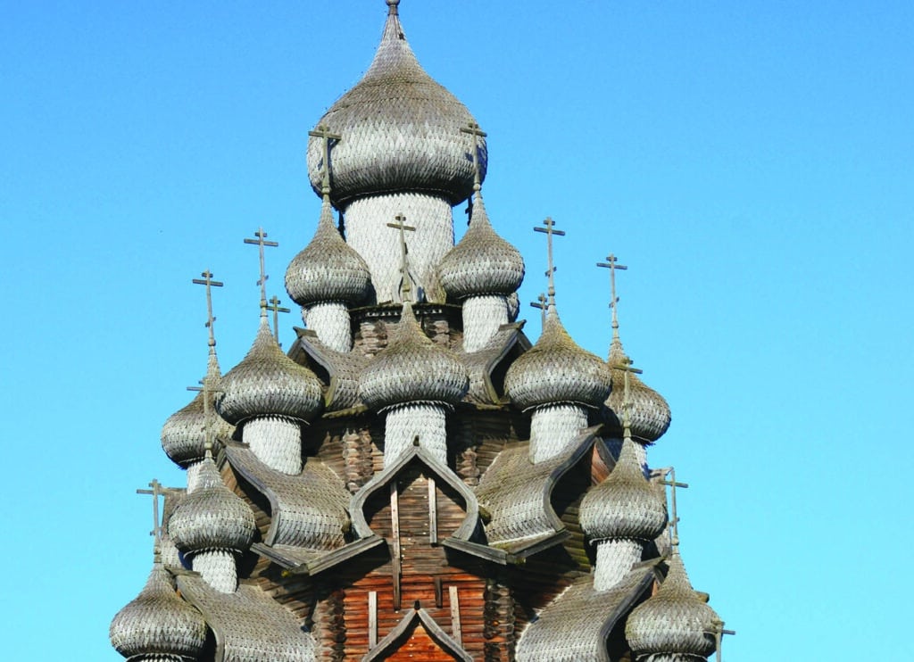 Élégante architecture en bois de l'église de Kizhi, un site UNESCO en Russie, parfaite pour des découvertes culturelles.