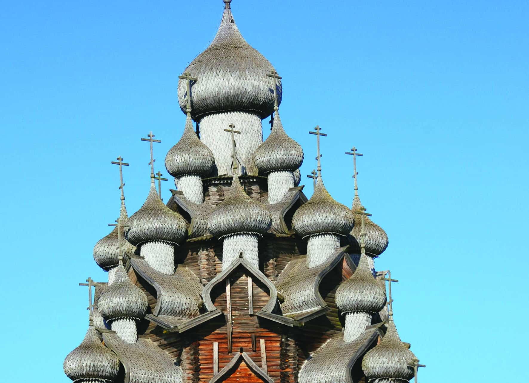 Élégante architecture en bois de l'église de Kizhi, un site UNESCO en Russie, parfaite pour des découvertes culturelles.