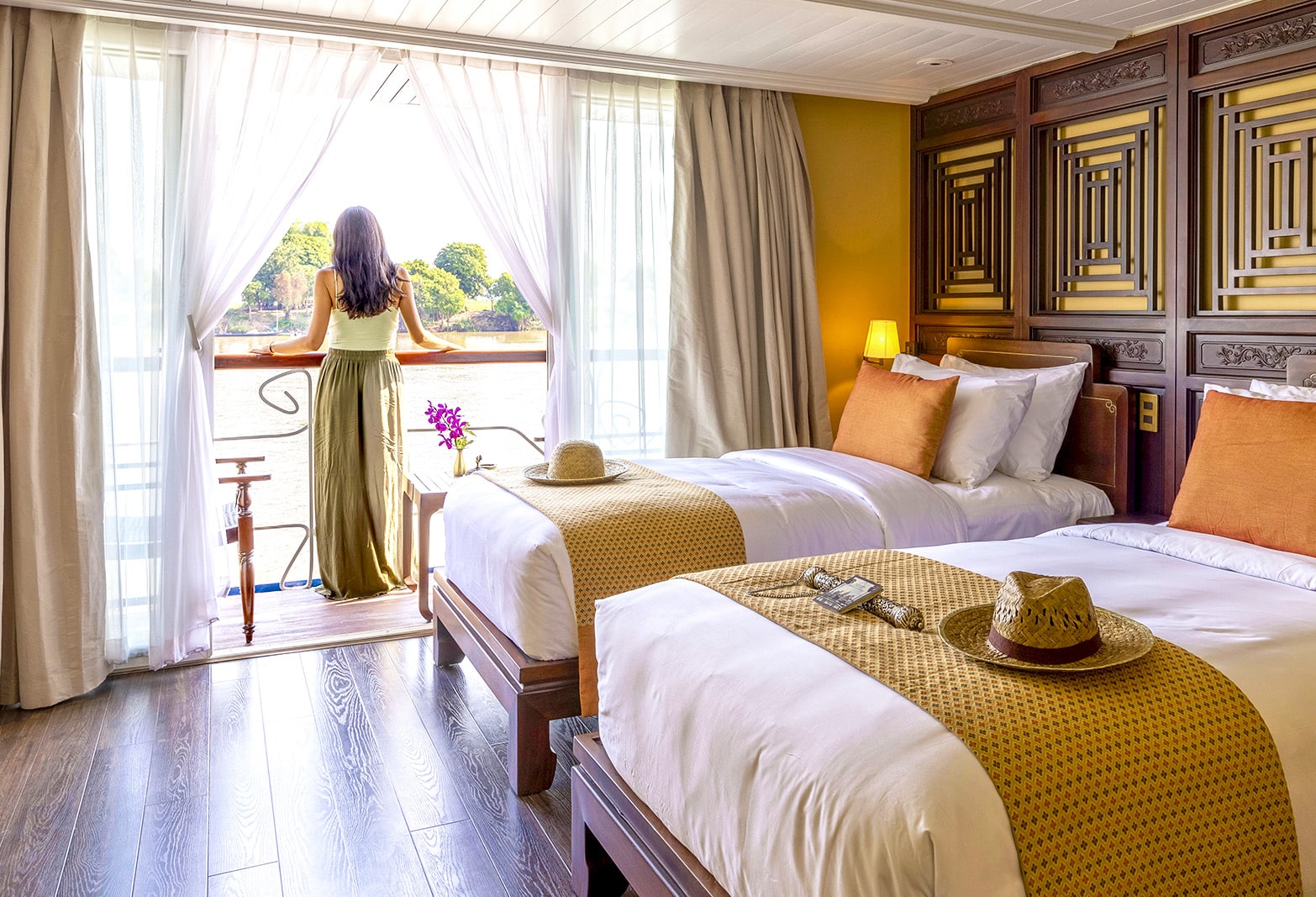 Chambre luxueuse à bord d'un bateau de croisière, offrant une vue sur des paysages pittoresques, idéale pour des escapades exclusives avec TMR Croisières.