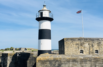 Le phare rayé et la forteresse se dressent fièrement, une destination exclusive proposée par TMR Voyages.